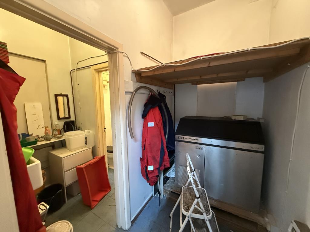 Lot: 117 - FREEHOLD COMMERCIAL RETAIL UNIT WITH FLAT ABOVE FOR INVESTMENT OR REDEVELOPMENT - Staff WC of commercial unit